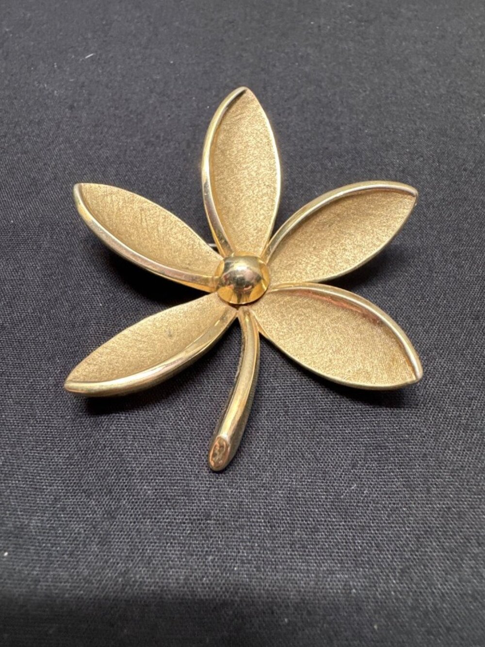 Gold-Tone Vintage 1960 Trifari Flower-Shaped Brooch Pin Textured & Polished Peta